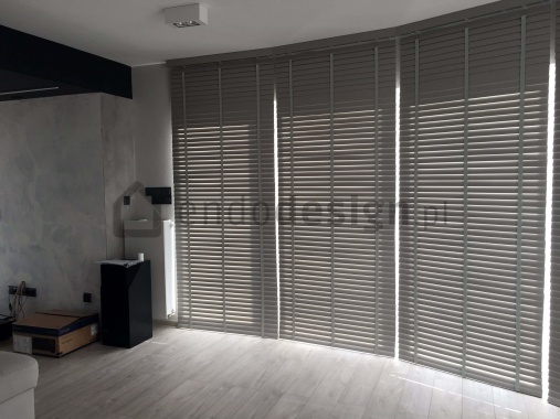 Żaluzje drewniane 50mm – realizacja – sterowane elektrycznie, zamontowane w łuku