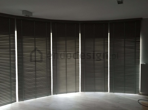 Żaluzje drewniane 50mm – realizacja – sterowane elektrycznie, zamontowane w łuku