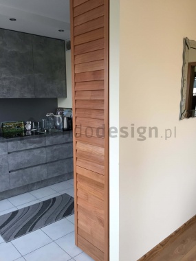 Podział pomieszczeń za pomocą drewnianych shuttersów Jasno
