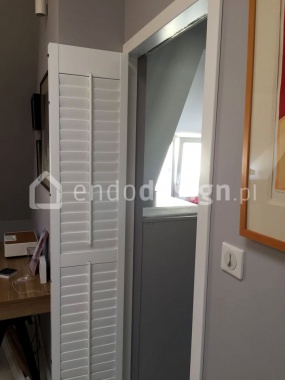 Garderoba z drzwiami drewnianymi shutters