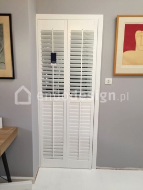 Garderoba z drzwiami drewnianymi shutters