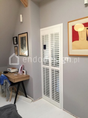 Garderoba z drzwiami drewnianymi shutters