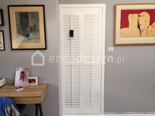 Garderoba z drzwiami drewnianymi shutters